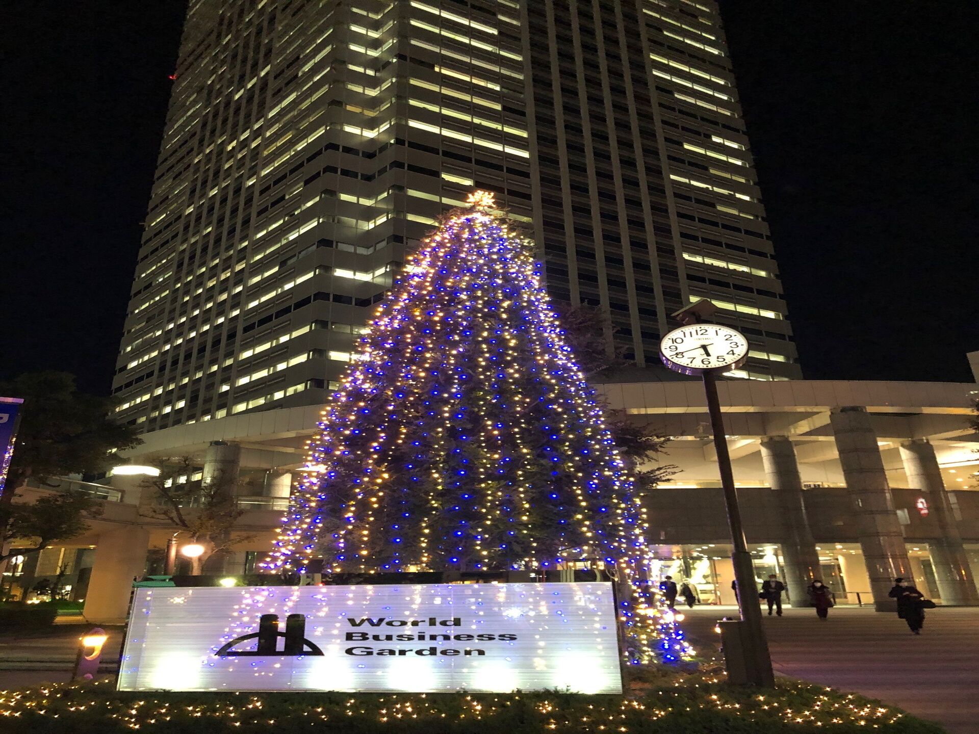 WBGビルエントランスのクリスマスツリー